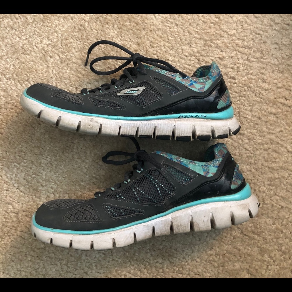 Grey/teal tennis shoes